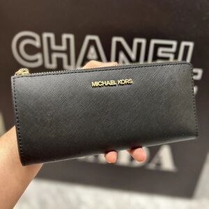 Michael Kors Jet Set Travel Large Saffiano Leather Quarter-Zip Wallet. Size 8”